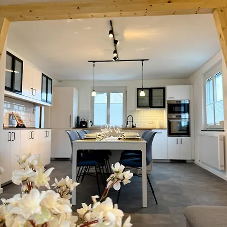 Modernes Mit Kochinsel, Garten, 2 Parkplaetze Inkl, 4-8 Pers